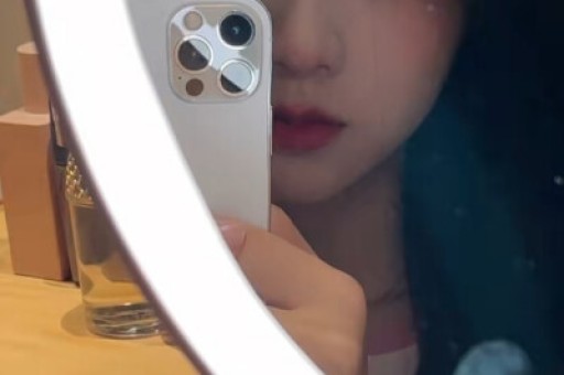 南通网友爆料：一车辆四脚朝天！围着一堆吃瓜群众……